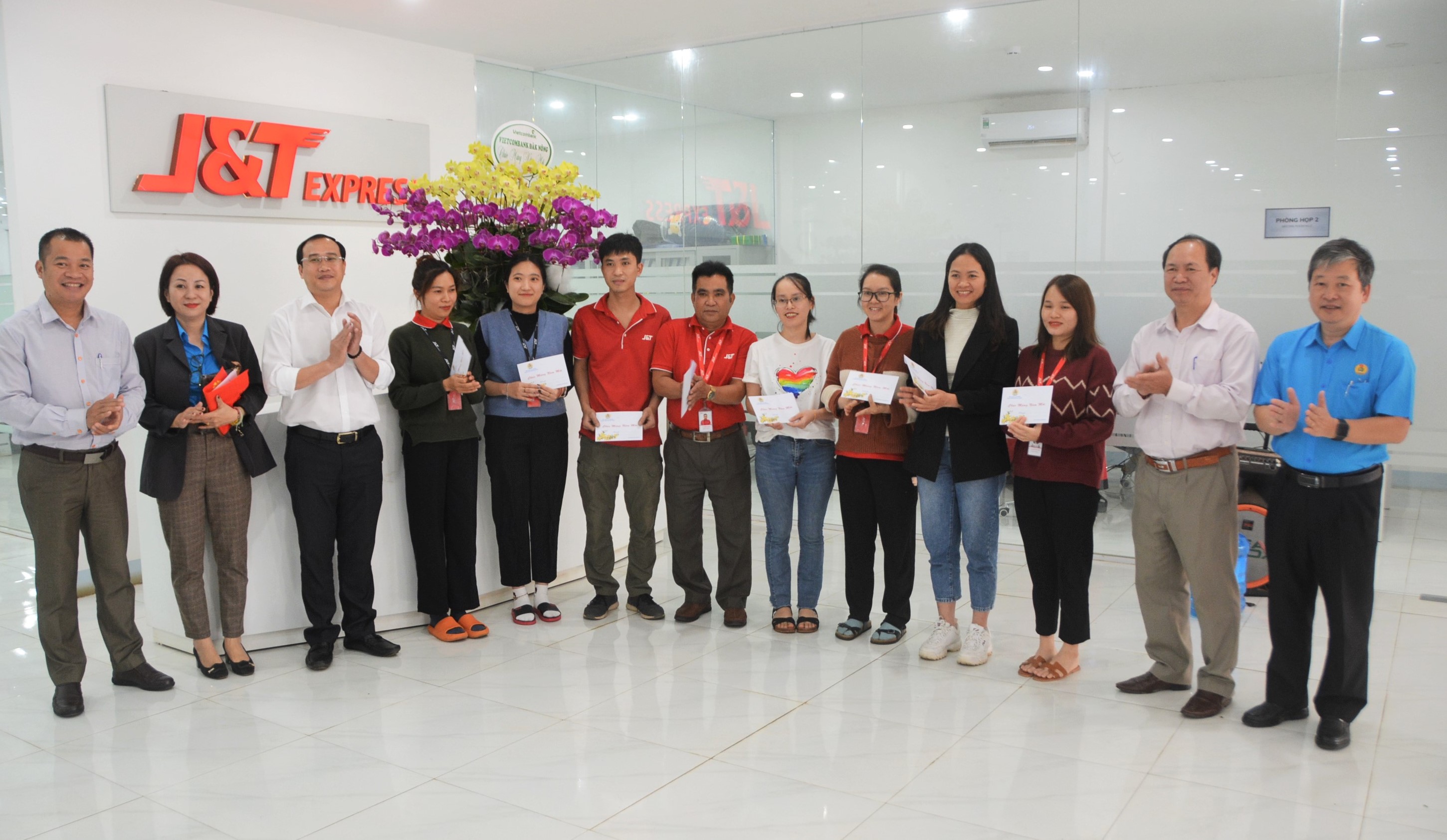 Lãnh đạo TP.Buôn Ma Thuột thăm và chúc mừng năm mới doanh nghiệp trên địa bàn